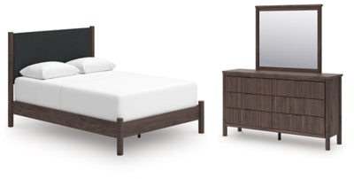 Cama Queen Cadmori tapizada con paneles, tocador y espejo