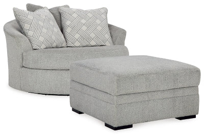 Sillón giratorio de gran tamaño Casselbury con otomana