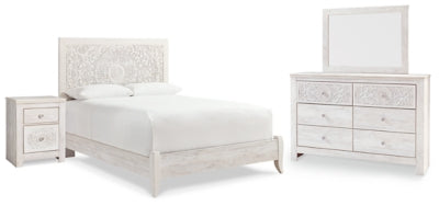 Cama de panel Queen Paxberry, cómoda, espejo y mesita de noche