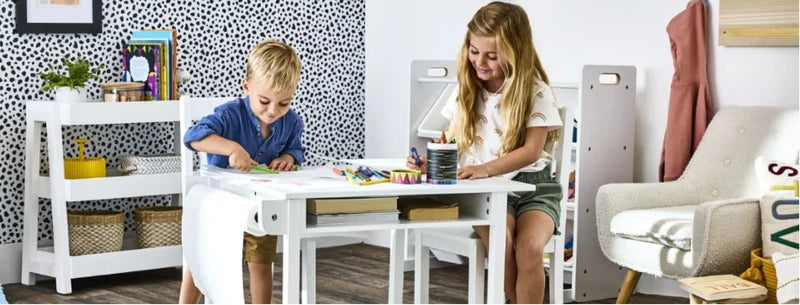 mesa y sillas de tienda